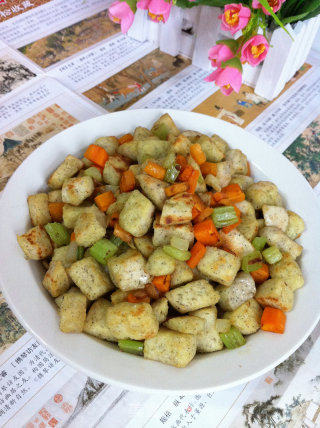 芹菜丁炒馒头的做法