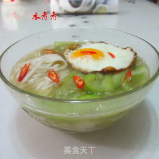 煎鸡蛋丝瓜面的做法