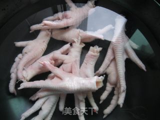 凤爪鱼头豆腐汤的做法步骤：2