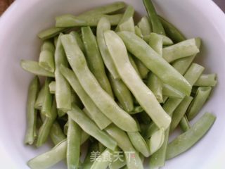 干煸豆角的做法步骤：2
