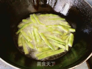 干煸豆角的做法步骤：2