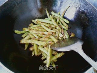 干煸豆角的做法步骤：2
