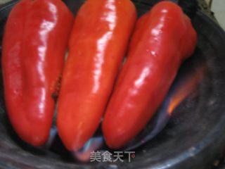 节日餐桌上出彩的一道经典凉菜：烧辣椒皮蛋的做法步骤：2