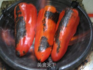 节日餐桌上出彩的一道经典凉菜：烧辣椒皮蛋的做法步骤：2