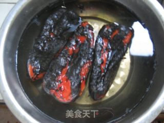 节日餐桌上出彩的一道经典凉菜：烧辣椒皮蛋的做法步骤：2