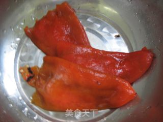 节日餐桌上出彩的一道经典凉菜：烧辣椒皮蛋的做法步骤：2