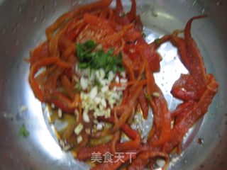 节日餐桌上出彩的一道经典凉菜：烧辣椒皮蛋的做法步骤：2