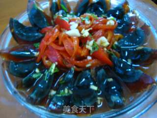节日餐桌上出彩的一道经典凉菜：烧辣椒皮蛋的做法步骤：2