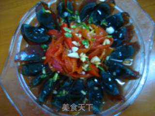 节日餐桌上出彩的一道经典凉菜：烧辣椒皮蛋的做法步骤：2