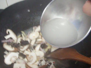 蚝油菌菇鸡丁的做法步骤：4
