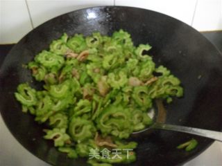 苦瓜炒肉片的做法步骤：2
