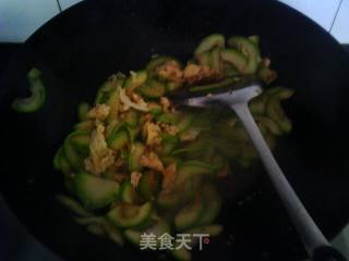 西葫芦炒鸡蛋的做法步骤：2