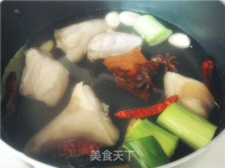 黑木耳炖猪蹄的做法步骤：2
