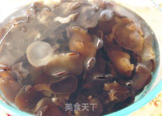黑木耳炖猪蹄的做法步骤：2