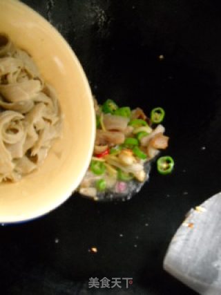 干锅手撕面筋的做法步骤：2