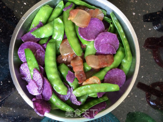 紫淮山荷兰豆炒腊肉的做法