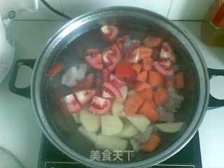 红萝卜番茄土豆汤的做法步骤：2