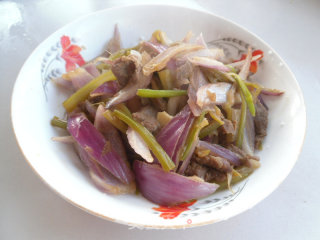 芹菜肉丝炒洋葱的做法