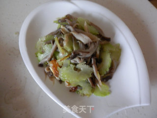 西芹炒平菇的做法