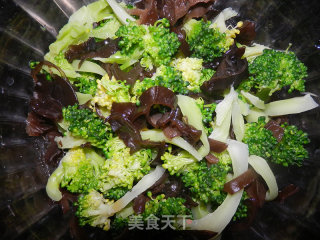 凉拌木耳西兰花的做法