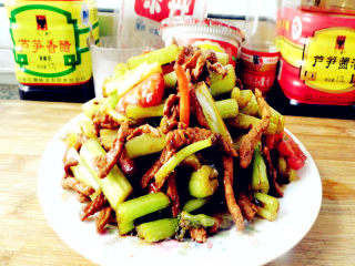 芹菜番茄炒肉丝的做法