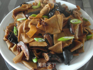 菌菇烧百叶的做法