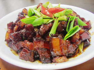 蒜苗黄酒红烧肉的做法