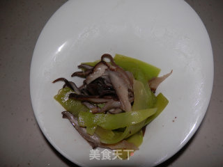 平菇炒青笋的做法