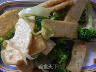 油豆腐炒西兰花的做法