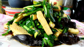 韭菜黄炒豆腐的做法