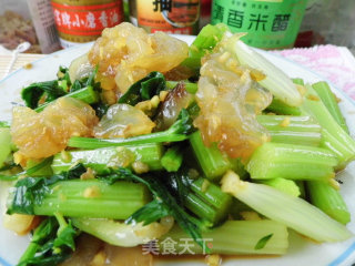海蜇头拌芹菜的做法