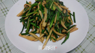 杏鲍菇炒韭菜的做法