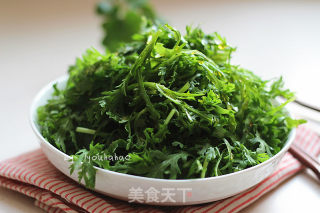 油醋汁拌茼蒿的做法