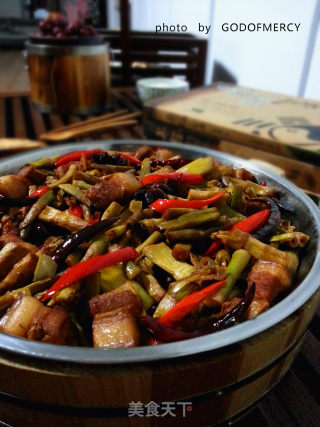 纠结美食减肥节奏=食肉族减肥的天堂五花肉烧春笋