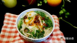 菠菜菌菇宽面的做法