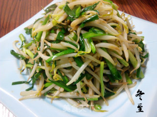 绿豆芽炒韭菜的做法