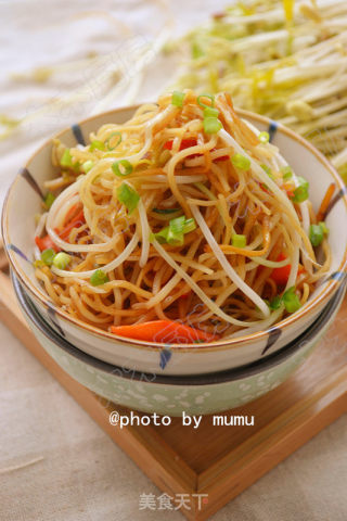 用自发豆芽炒细面的做法