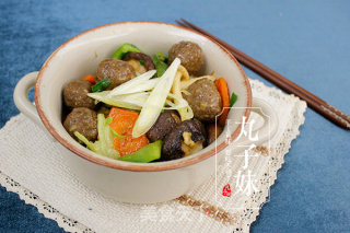 蚝油杂菌肉丸煲的做法