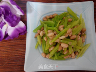 炝芹菜花生米的做法