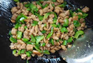 青椒炒鸡腿肉的做法