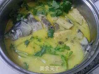养颜补气靓汤之: 鲫鱼鲜笋豆腐汤的做法
