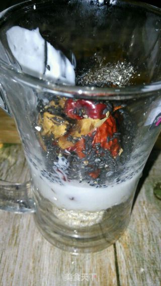 酸奶燕麦杯之红枣黑芝麻杯的做法