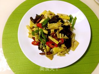 腊肉鲜笋的做法