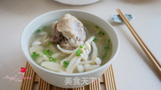 蟹味菇黄豆棒骨汤的做法