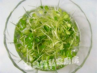 核桃仁拌豆苗的做法步骤：4
