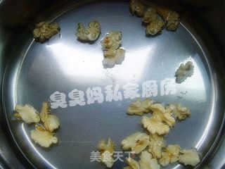 核桃仁拌豆苗的做法步骤：4