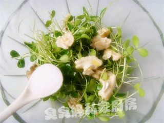 核桃仁拌豆苗的做法步骤：4