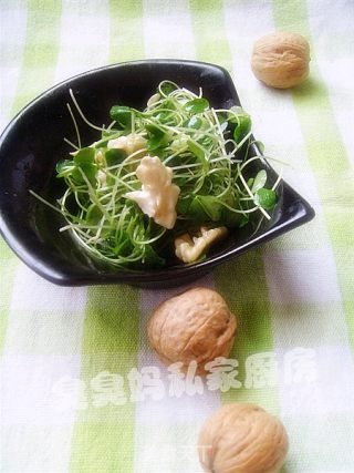 核桃仁拌豆苗的做法步骤：4