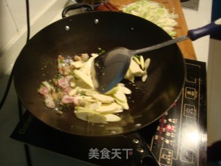 皎白笋小炒肉的做法步骤：2