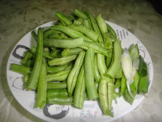 干煸豆角的做法步骤：2